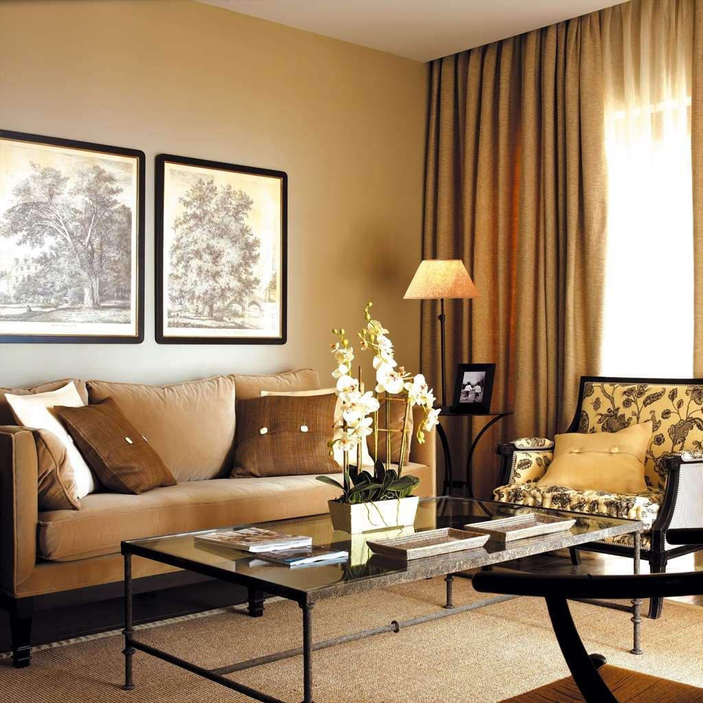 Asia Gardens Hotel & Thai Spa, A Royal Hideaway Hotel Finestrat Room photo A living room