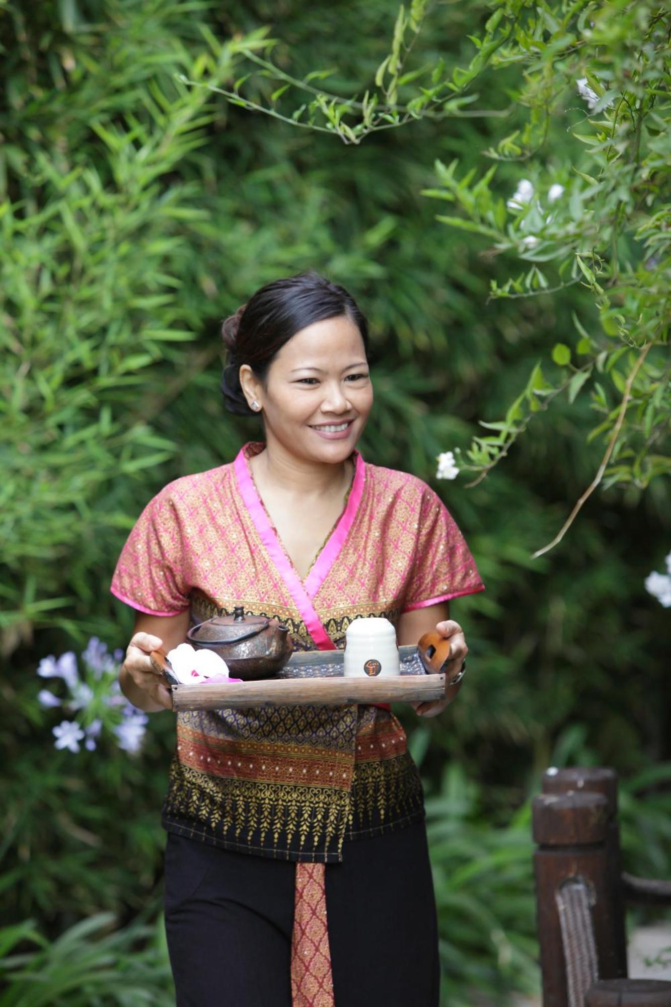 Asia Gardens Hotel & Thai Spa, A Royal Hideaway Hotel Finestrat Exterior photo Thai woman serving tea