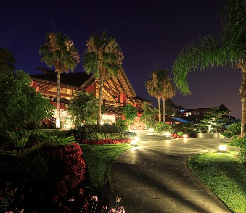 Asia Gardens Hotel & Thai Spa, A Royal Hideaway Hotel Finestrat Exterior photo The resort at night